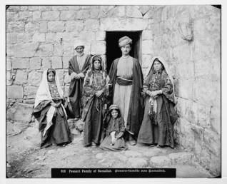 Traditional Palestinian family / Photo Palestineremembered.com