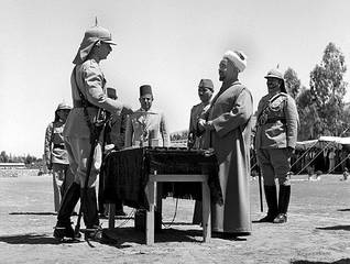 Abdullah presents a ceremonial sword to John Bagot Glubb (Glubb Pasha) at the Palace, in 1941 / Photo HH / Magnum