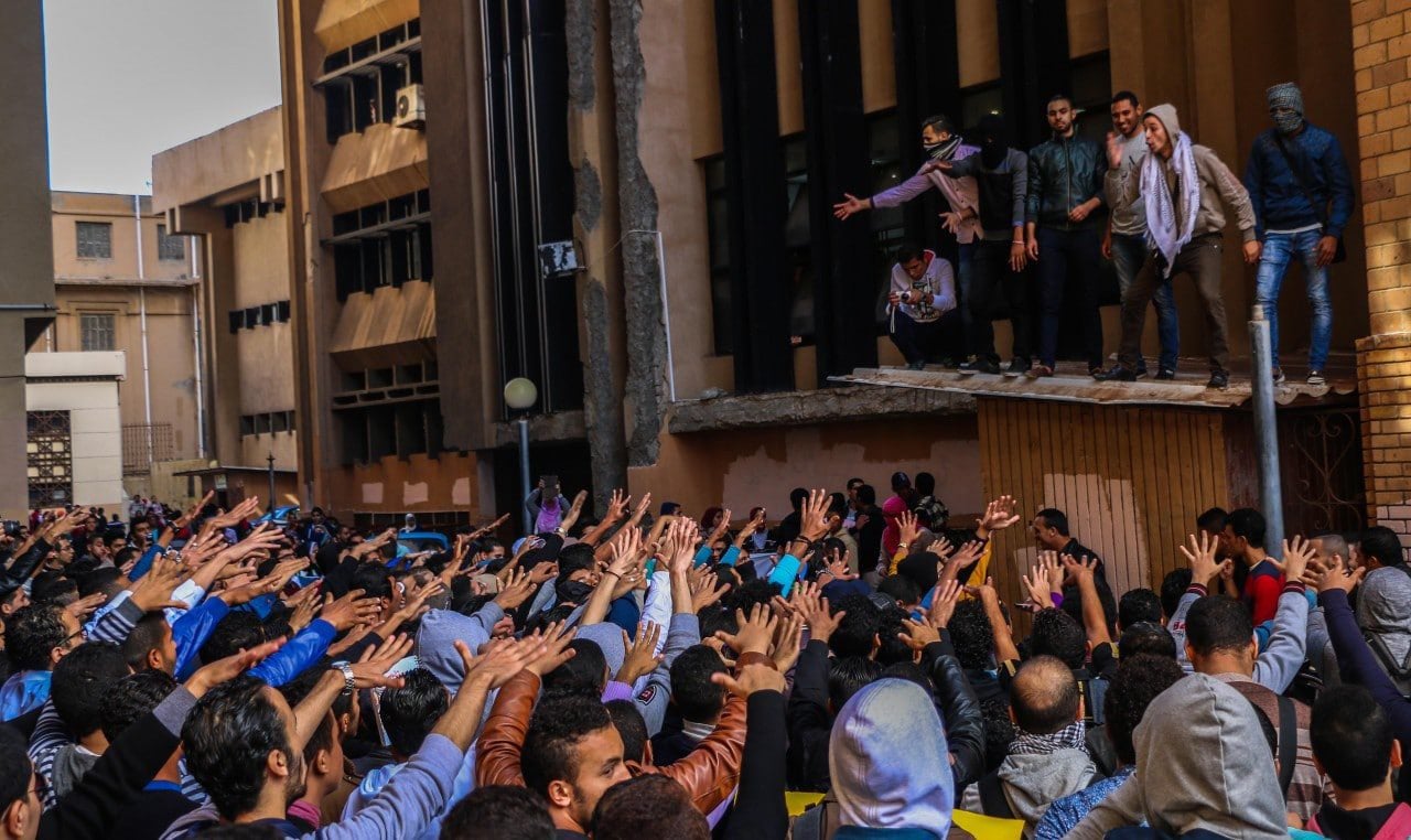 طلاب من جامعة الاسكندرية يتظاهرون ضد قرار محكمة مبارك -XINHUA/Asmaa Abdellatif 