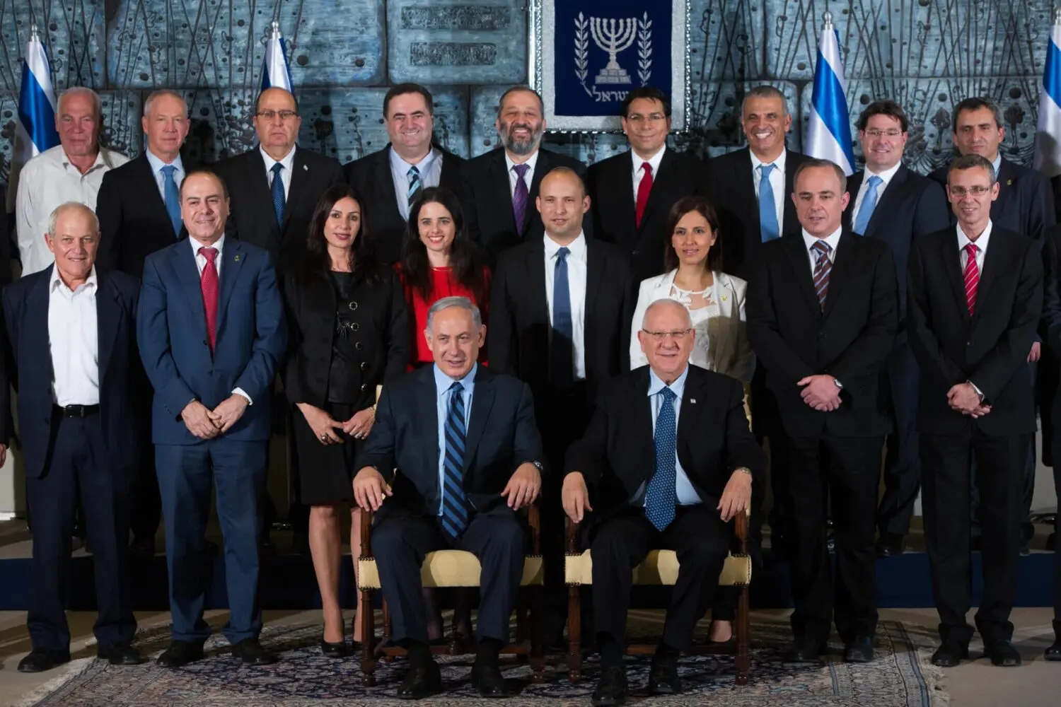 (150519) -- JERUSALEM, May 19, 2015 (Xinhua) -- Israeli President Reuven Rivlin (R, front), Prime Minister Benjamin Netanyahu (L, Front) and new cabinet members attend a photocall of the new Israeli government at the President's Residence in Jerusalem, on May 19, 2015. (Xinhua/JINI) Xinhua News Agency / eyevine Contact eyevine for more information about using this image: T: +44 (0) 20 8709 8709 E: info@eyevine.com https://www.eyevine.com