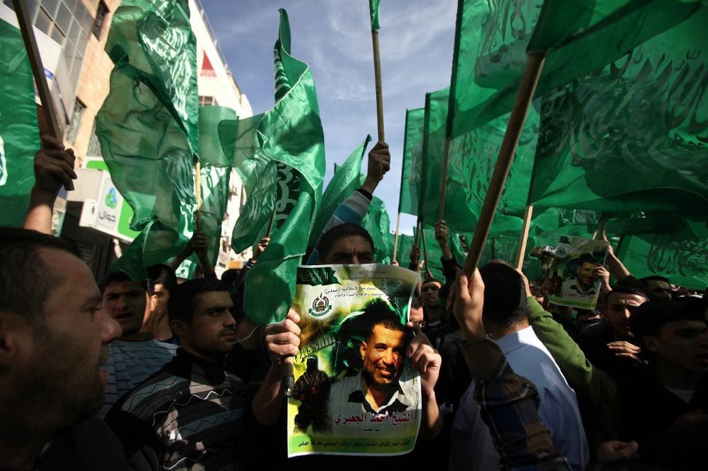 متظاهرون فلسطينيون يحملون لافتة حماس