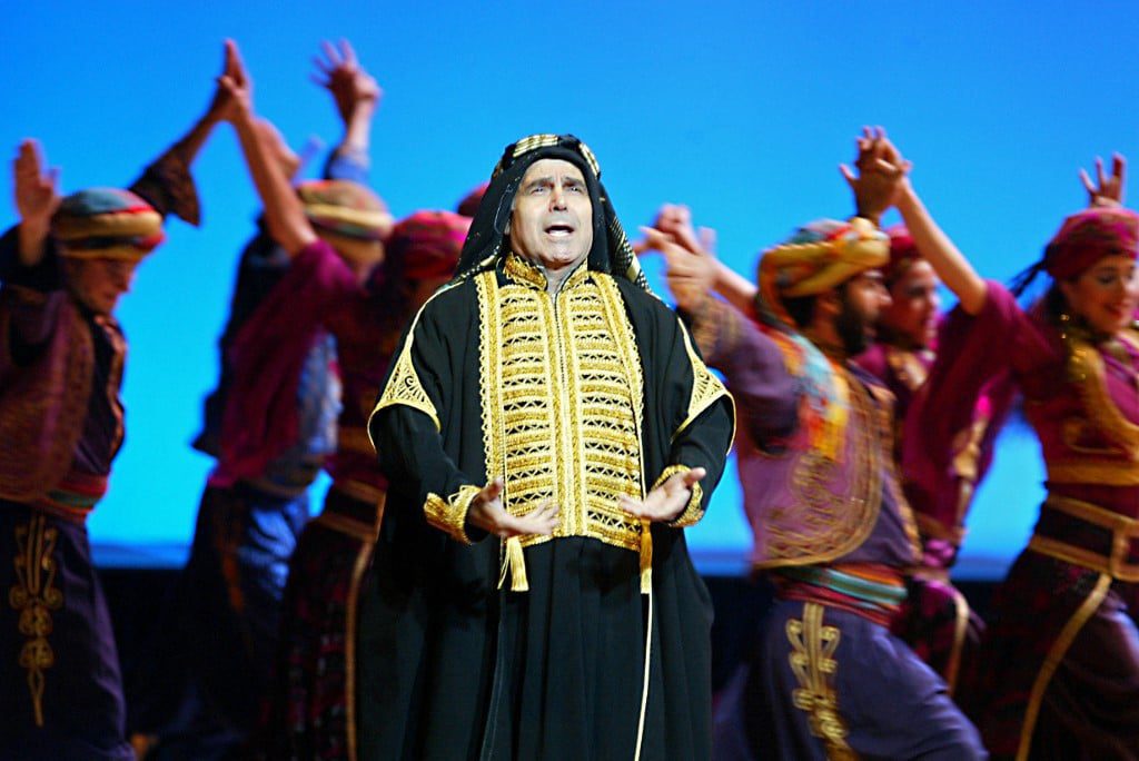 المغني اللبناني جوزيف عازر في ليلة افتتاح أوبرا الفلاحين المسرح العربي