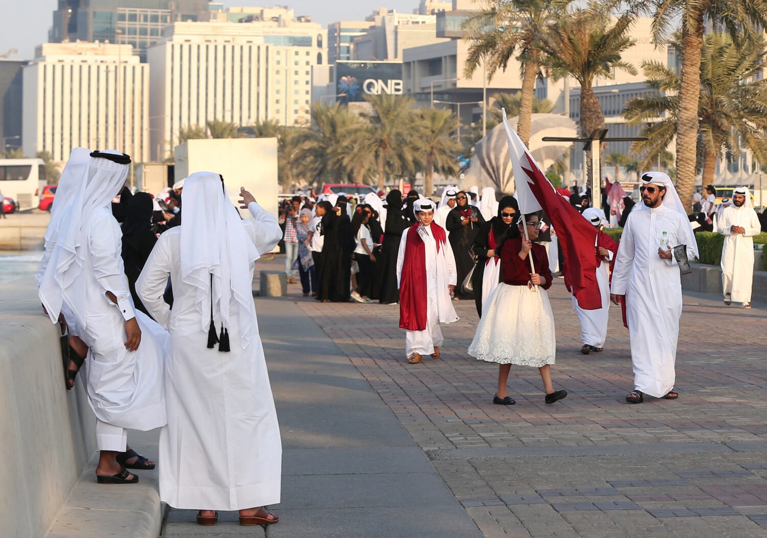 قطريون ينزلون إلى شوارع الدوحة للترحيب بعودة الأمير