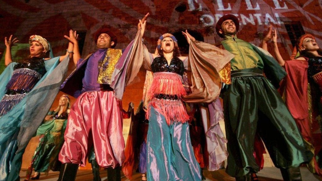راقصون لبنانيون يؤدون الرقصة الإيقاعية التقليدية، الدبكة