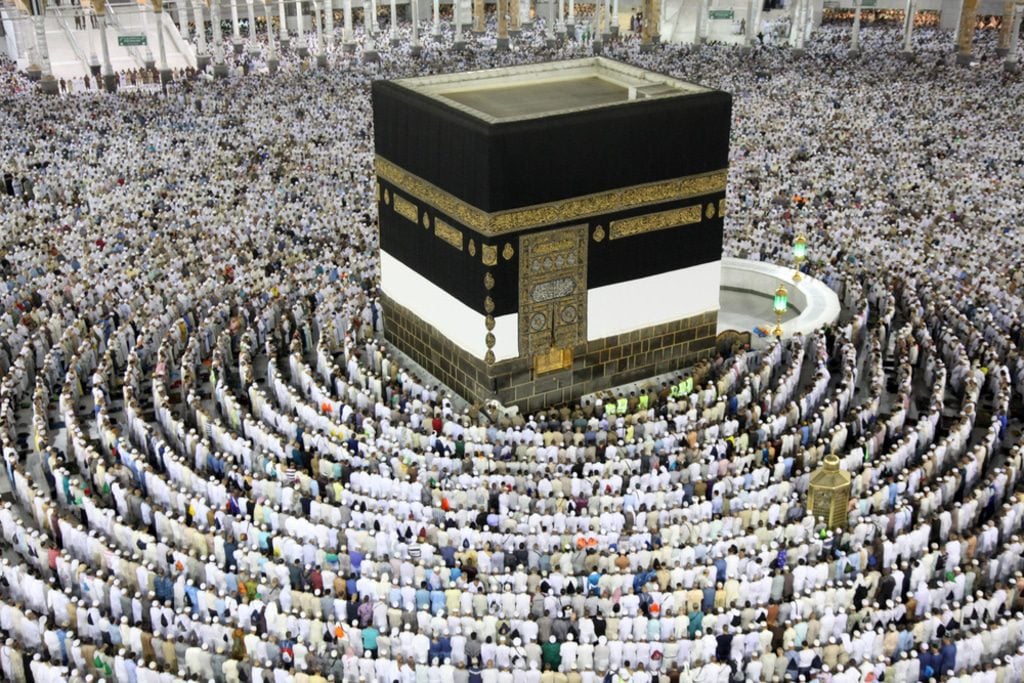 Muslim worshippers perform the evening (Isha) prayers at the Kaaba